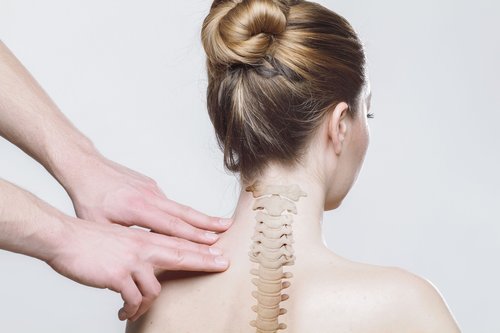 A woman's neck with an overlay of her spine | chiropractor near me 